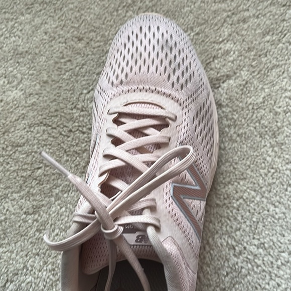 Women’s New Balance Pink Athletic Shoes Size 9 WORN ONCE - Picture 4 of 9